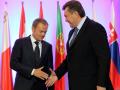 Польскому премьеру «некомфортно» пожимать руку Януковичу