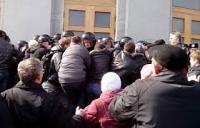 Митингующих выбили из Черкасской администрации
