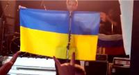 Милиция расследует надругательство панков над флагом Украины