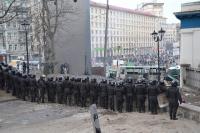 На Грушевского митингующие пытаются общаться с солдатами