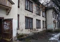 Близько 100 тис. українців живуть у аварійних квартирах