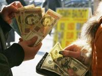 Украинцев продолжает одолевать валютный голод