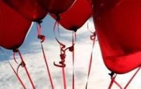 Во Львове запустили воздушный шар с красным флагом