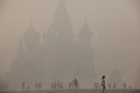 Москву затянуло дымом (фоторепортаж)