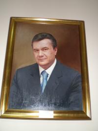  Школы обязали повесить портрет Януковича и поставить стенд с его программой 