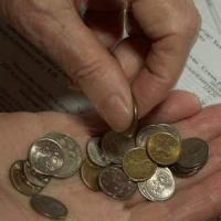 Азаров нашел деньги для выплаты пенсий