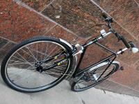 Журналисты подарили Януковичу велосипед