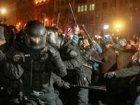 «Беркут» штурмует Майдан: первая баррикада уже пала