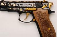Янукович наградил своего человека золотым пистолетом