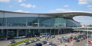 У Москві авіаційний колапс після атаки України: сотні рейсів затримано та скасовано
