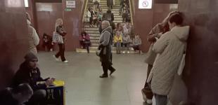 Кияни просять встановити лави на станціях метро: годинами сидять на підлозі під час тривоги