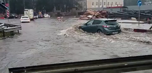 В РФ ливень затопил дорогу и парковку в аэропорт Шереметьево