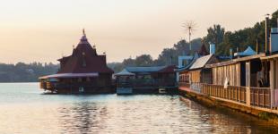 Водное ДТП: в Днепре катер врезался в плавучий ресторан 