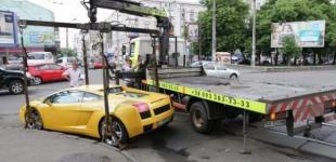 Киевские дороги освобождают от нарушителей парковки 