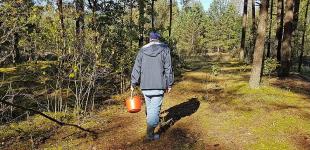 Яркая одежда и свисток: в «Ранку з Україною» эксперт рассказал, что делать, если потерялись в лесу