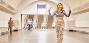 Тина Кароль в изысканном платье спустилась в киевское метро