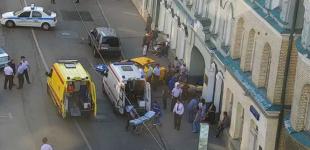 В Москве такси въехало в толпу, есть пострадавшие 