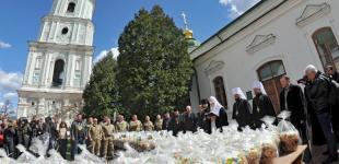 В Киеве освятили тысячу куличей для украинских военных