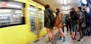 В нью-йоркском метро каталась толпа людей без штанов