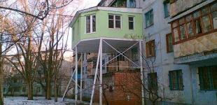 Архитектурные извращения: чем опасны балконы-самострои