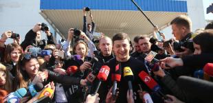 Неожиданно, но предсказуемо. Почему Зеленский обошел Порошенко? Обзор мнений