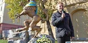 Самого большого льва одели в национальный флаг — Львов отмечает 101 годовщину ЗУНР