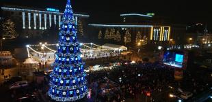 300 фонариков и 28 километров гирлянд: в Днипре зажгли главную елку