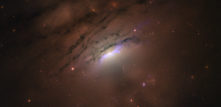 Лучи в черную дыру: Hubble показал необычные тени в центре галактики
