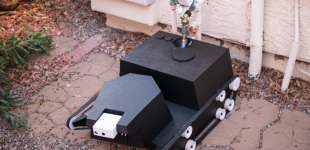 Косит газон, уничтожает сорняки и отгоняет енотов: в США создали робота-садовника