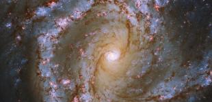 Hubble заснял спиральную галактику с супермассивной черной дырой