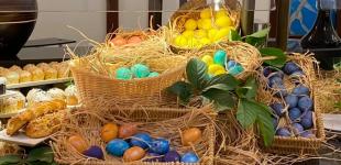 В турецких отелях на Пасху напекли пасок и раскрасили пасхальные яйца