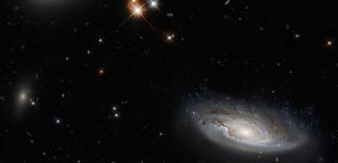 Hubble показал две гигантские галактики