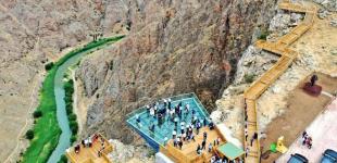 В горах Турции открыли стеклянную террасу на высоте 200 метров