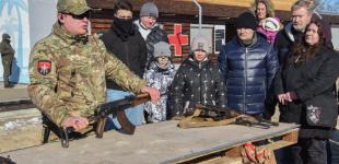 Медична допомога та військова підготовка: у Києві пройшли навчання для цивільних