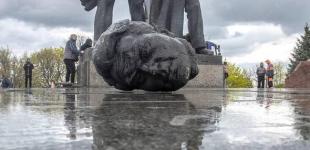 У Києві під час демонтажу під аркою дружби народів обезголовили «російського робітника»