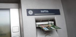 Чем опасны забытые в банкоматах карточки: новая схема мошенников
