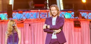 Олег Винник прокатился на колесе обозрения и спел на Подоле