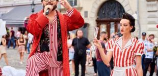 DZIDZIO усыпал деньгами главную площадь Львова