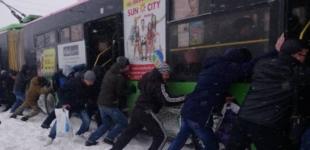 Харьков завалило снегом: сугробы до нескольких метров 