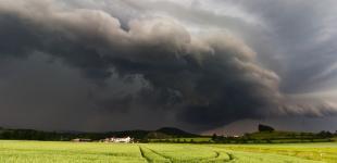Часть Украины накроют грозы, возможны шквалы и град