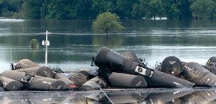 В США с рельсов сошли 32 грузовых вагона с нефтью