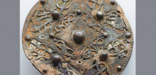 Охотник за древностями нашел редкую серебряную брошь возрастом 1200 лет