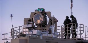 США впервые испытали лазер против дрона на море 