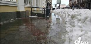 Вместо сугробов – глубокие лужи: растаявший снег затопил улицы Одессы