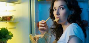 Ученые рассказали, к чему приводят поздний ужин и отсутствие завтрака