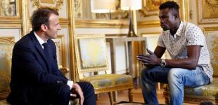 Макрон пообещал беженцу из Мали гражданство за спасение ребенка