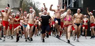 В Венгрии Санта-Клаусы устроили пробег в нижнем белье 