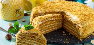 Медовик на швидку руку, фруктовий та для мультиварки: 3 рецепти