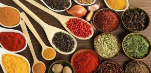 Согревают и вызывают эйфорию: диетологи рассказали о пользе пряностей