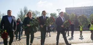 Вадим Новинский вместе с единомышленниками возложили цветы возле дома Профсоюзов в память о погибших 2 мая 2014 года